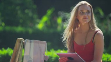 tablet bilgisayar kullanan kadın