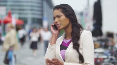 Kadın cep telefonuyla konuşuyor.