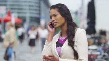 Kadın cep telefonuyla konuşuyor.