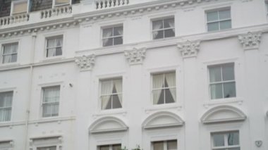 Londra banliyösü evlerde