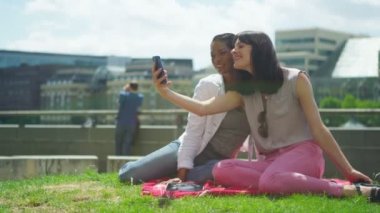 Bayan arkadaş selfie açık havada için poz