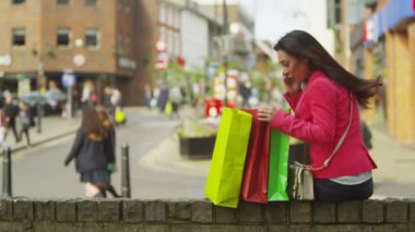 Kadın cep telefonuyla konuşuyor.