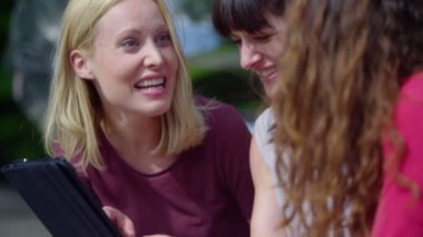 Tablet bilgisayarı kullanan arkadaşlar 