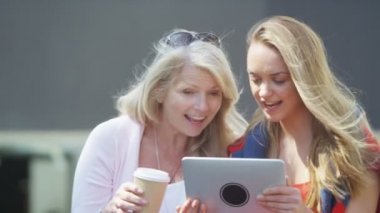 Anne ve kızı tablet vasıl arıyorsunuz 