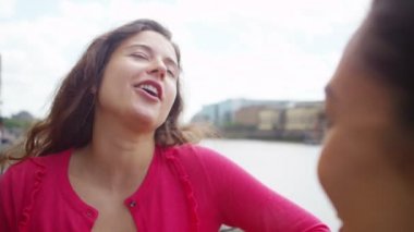  arkadaşlar açık havada sohbet