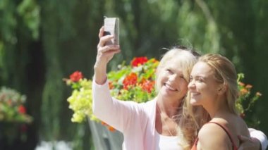 Anne ve kızı bir selfie almak