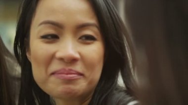  Arkadaşlar dışarıda eğleniyor.