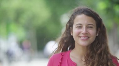 açık havada kameraya gülümseyen kadın