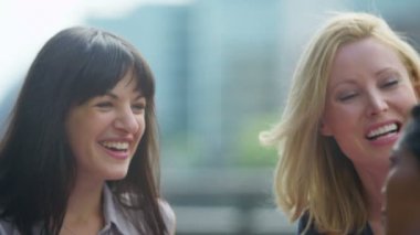 arkadaşlar açık havada sohbet