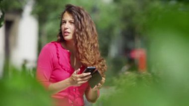  cep telefonu için navigasyon kullanan kadın