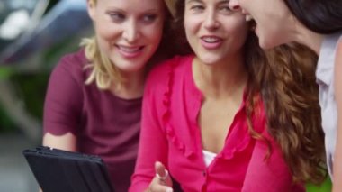 Tablet bilgisayarı kullanan arkadaşlar 