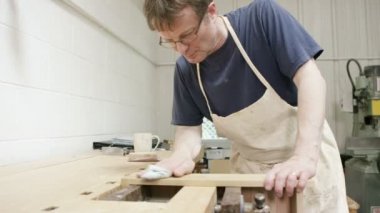 son rötuşları için bir parça koyarak marangoz 