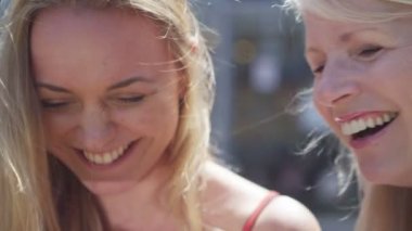 Anne ve kızı birlikte gülüyorlar. 