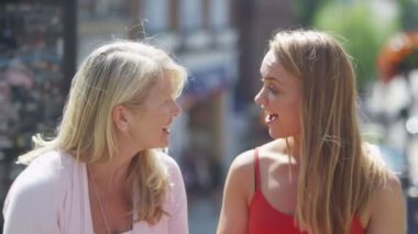 Anne ve kızı birlikte gülüyorlar. 