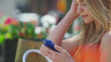 Kadın cep telefonuna bakıyor.