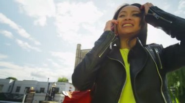 Kadın cep telefonuyla konuşuyor.