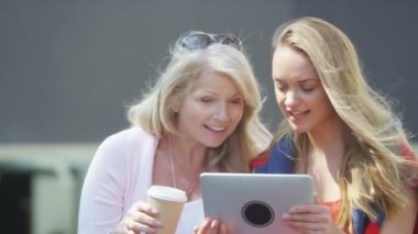 Anne ve kızı tablet vasıl arıyorsunuz 