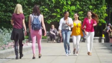  arkadaşlar açık havada sohbet