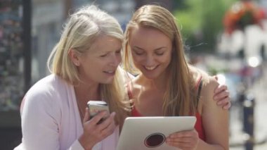 Anne ve kızı teknolojisini kullanarak 