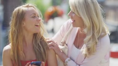 Anne ve kızı birbirimize selamlıyorum 