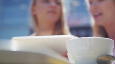 Anne ve kızı bilgisayar tablet vasıl arıyorsunuz 