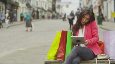 Bilgisayar tablet vasıl arayan kadın