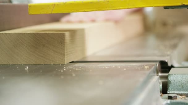 charpentier traitant le bois sur machine 