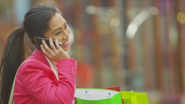 Wanita berbicara di telepon genggam — Stok Video