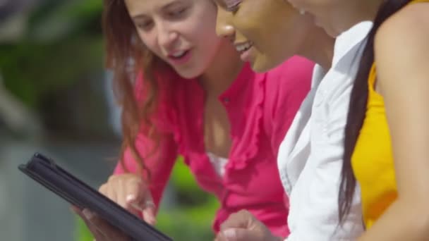 amies utilisant un ordinateur tablette  