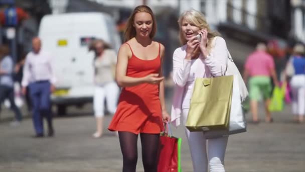 Mor och dotter shoppar — Stockvideo