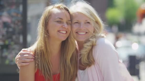 Madre e hija riendo juntas — Vídeos de Stock