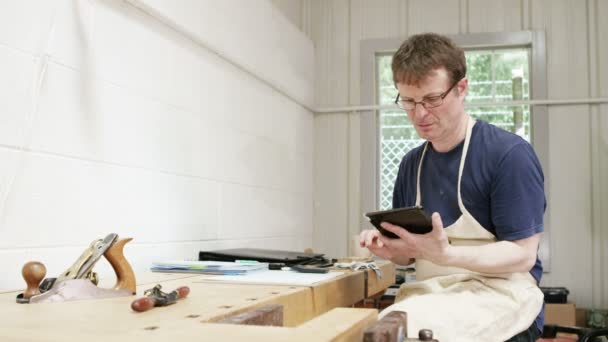 Maker bezig met ontwerpen met tablet — Stockvideo