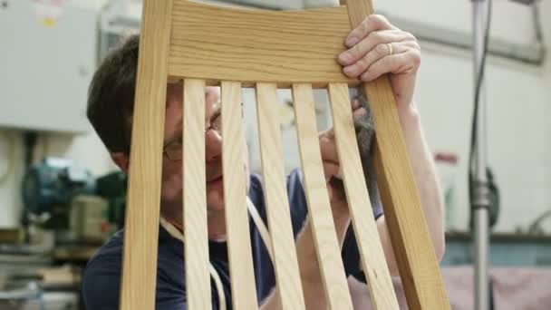 Sandalyeye dokunuşlar koyarak mobilya üreticisi — Stok video