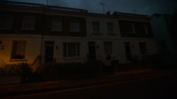 밤 시간에 런던 교외에 있는 집 — 비디오