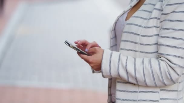 Mulher mensagens de texto no telefone móvel — Vídeo de Stock