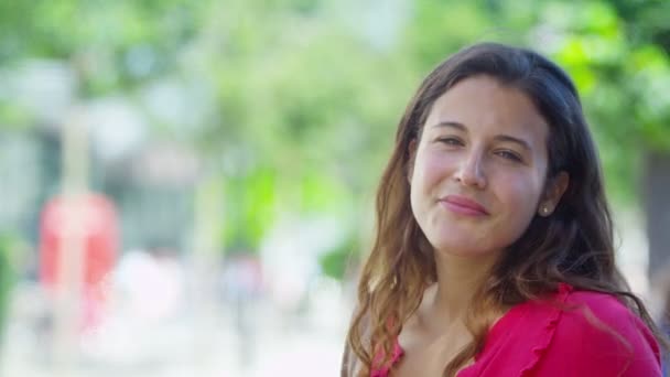 A nő mosolyogva a kültéri kamera — Stock videók
