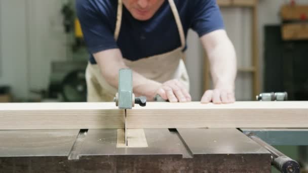Carpinteiro corte de madeira com uma serra circular — Vídeo de Stock