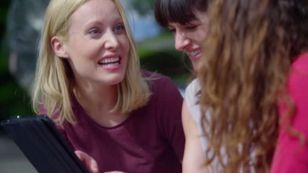 Amigos do sexo feminino usando computador tablet — Vídeo de Stock