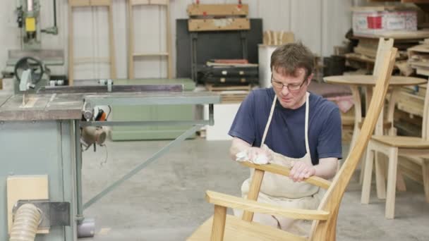 Мебельщик ставит штрихи на стул — стоковое видео