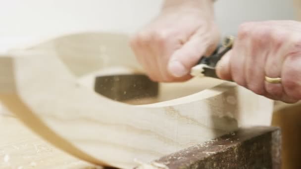 Fabricante de muebles trabajando en piezas de madera — Vídeos de Stock