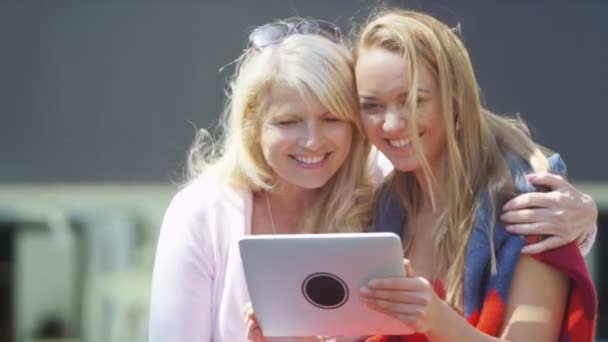 Mère et fille regardant la tablette — Video