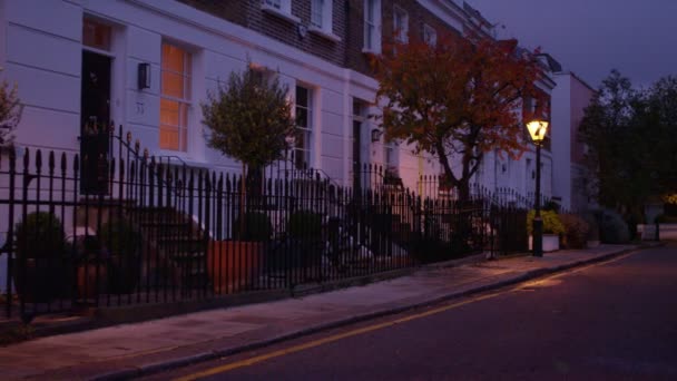 Casas en Londres Suburbio por la noche — Vídeo de stock