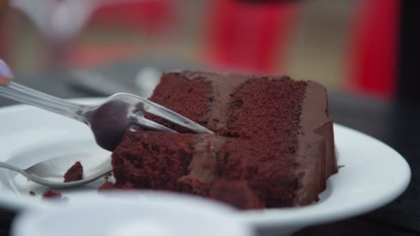 Mulher asiática comer bolo de chocolate — Vídeo de Stock