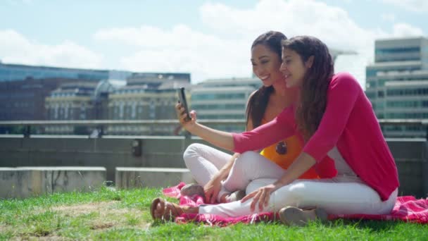 Amigas posando para selfie al aire libre — Vídeo de stock