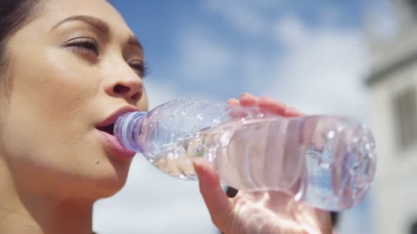 Mujer bebiendo de botella de agua — Vídeos de Stock