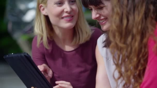 amies utilisant un ordinateur tablette  