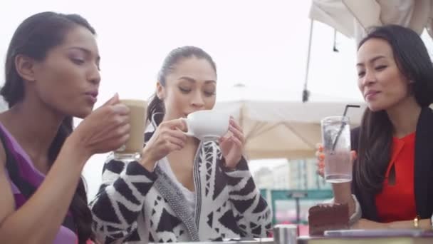 amis bavarder au café 