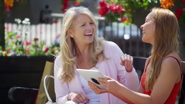 Mãe e filha olhando para tablet — Vídeo de Stock