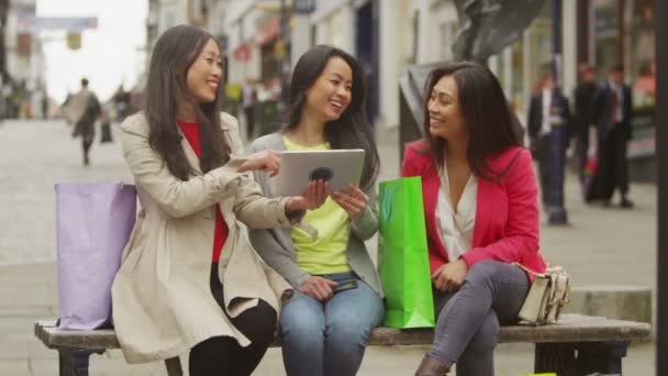 Vrienden kijken naar computer Tablet PC — Stockvideo