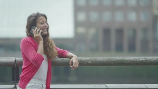 Mujer hablando por teléfono móvil — Vídeos de Stock